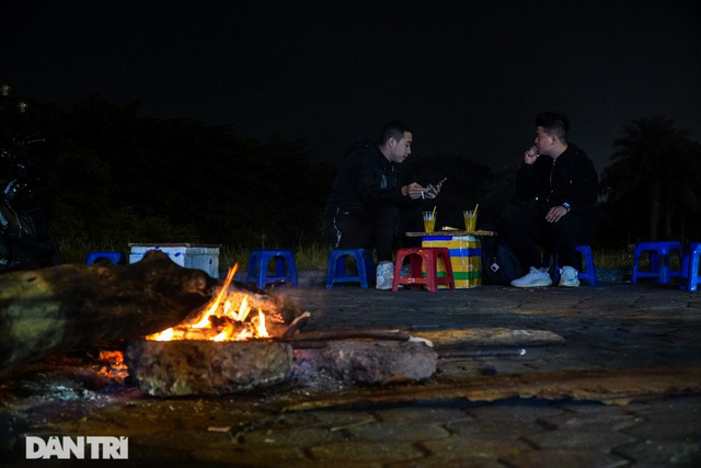 Mùa đông gõ cửa, người Hà Nội đốt lửa sưởi ấm giữa đêm giá lạnh - Ảnh 7.