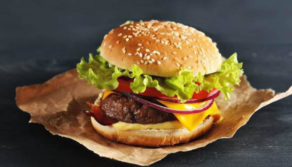 Từ vụ bé 10 tuổi nguy kịch khi ăn hamburger, chuyên gia cảnh báo nhóm thực phẩm nguy cơ dị ứng cao, cho trẻ ăn cần cảnh giác - Ảnh 2.