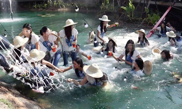 Sự cố hy hữu: Đang tạo dáng chụp hình, dàn thí sinh Hoa hậu Thái Lan bị rơi xuống vì cầu sập  - Ảnh 4.