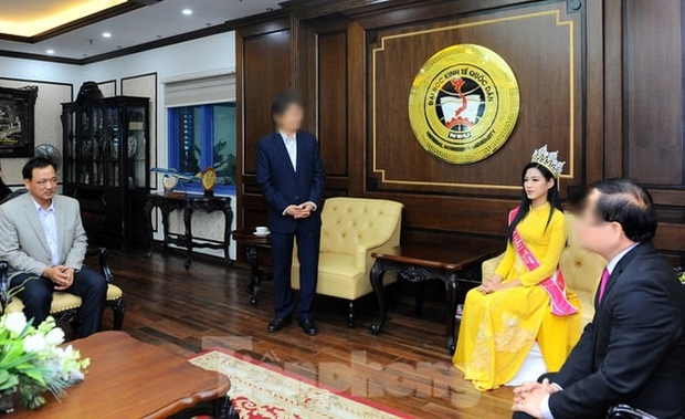Hình ảnh gây tranh cãi của Hoa hậu Đỗ Thị Hà khi trở về trường - Ảnh 1.
