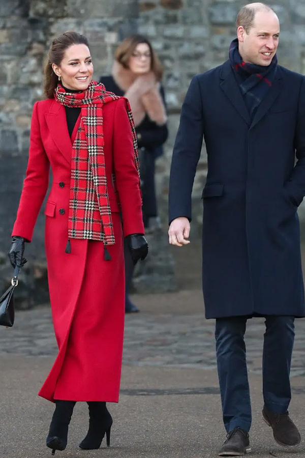 Cùng diện đồ đỏ xuất hiện trước công chúng, Nữ hoàng Anh và Công nương Kate ghi điểm mạnh bởi thần thái sang trọng, quyền lực - Ảnh 9.
