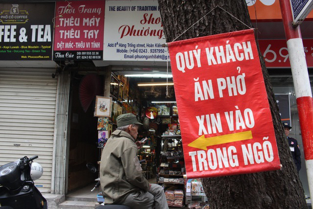 Kỳ lạ phở khổ Hà Nội: Bán trên sân thượng, khách đến ăn gù lưng, mỏi gối - Ảnh 2. Kỳ lạ phở khổ Hà Nội: Bán trên sân thượng, khách đến ăn gù lưng, mỏi gối - Ảnh 2.