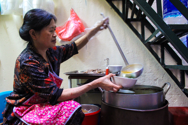 Kỳ lạ phở khổ Hà Nội: Bán trên sân thượng, khách đến ăn gù lưng, mỏi gối - Ảnh 4. Kỳ lạ phở khổ Hà Nội: Bán trên sân thượng, khách đến ăn gù lưng, mỏi gối - Ảnh 4.