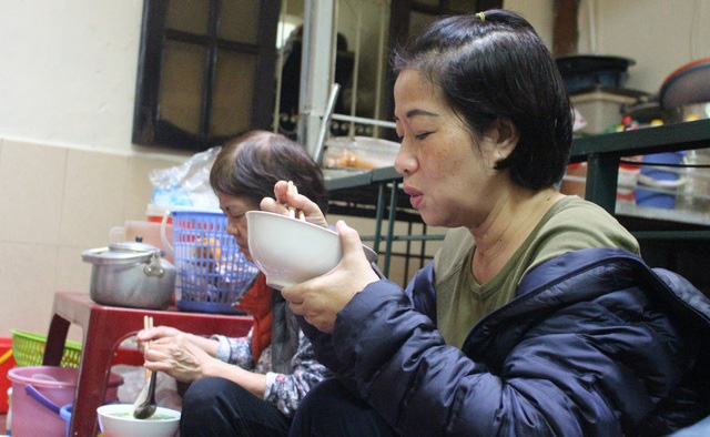 Kỳ lạ phở khổ Hà Nội: Bán trên sân thượng, khách đến ăn gù lưng, mỏi gối - Ảnh 5. Kỳ lạ phở khổ Hà Nội: Bán trên sân thượng, khách đến ăn gù lưng, mỏi gối - Ảnh 5.