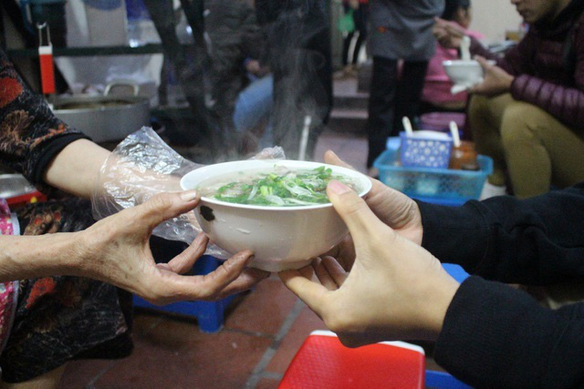 Kỳ lạ phở khổ Hà Nội: Bán trên sân thượng, khách đến ăn gù lưng, mỏi gối - Ảnh 6. Kỳ lạ phở khổ Hà Nội: Bán trên sân thượng, khách đến ăn gù lưng, mỏi gối - Ảnh 6.