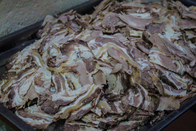 Kỳ lạ phở khổ Hà Nội: Bán trên sân thượng, khách đến ăn gù lưng, mỏi gối - Ảnh 7. Kỳ lạ phở khổ Hà Nội: Bán trên sân thượng, khách đến ăn gù lưng, mỏi gối - Ảnh 7.
