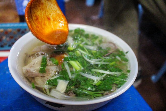 Kỳ lạ phở khổ Hà Nội: Bán trên sân thượng, khách đến ăn gù lưng, mỏi gối - Ảnh 8. Kỳ lạ phở khổ Hà Nội: Bán trên sân thượng, khách đến ăn gù lưng, mỏi gối - Ảnh 8.