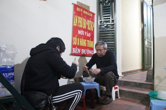 Kỳ lạ phở khổ Hà Nội: Bán trên sân thượng, khách đến ăn gù lưng, mỏi gối - Ảnh 9. Kỳ lạ phở khổ Hà Nội: Bán trên sân thượng, khách đến ăn gù lưng, mỏi gối - Ảnh 9.