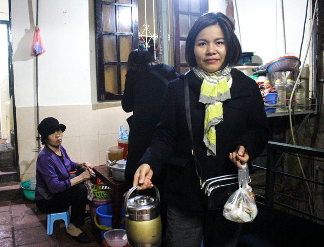 Kỳ lạ phở khổ Hà Nội: Bán trên sân thượng, khách đến ăn gù lưng, mỏi gối - Ảnh 11. Kỳ lạ phở khổ Hà Nội: Bán trên sân thượng, khách đến ăn gù lưng, mỏi gối - Ảnh 11.
