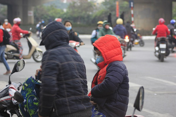 Học sinh Hà Nội đi học đeo khẩu trang kín mít, phụ huynh chào con bằng câu nói “nhớ không được tháo khẩu trang ra nhé!” - Ảnh 4.