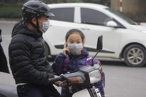 Học sinh Hà Nội đi học đeo khẩu trang kín mít, phụ huynh chào con bằng câu nói “nhớ không được tháo khẩu trang ra nhé!” - Ảnh 7.