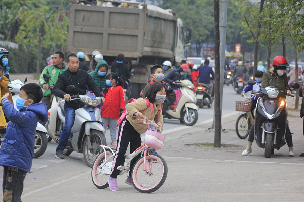 Học sinh Hà Nội đi học đeo khẩu trang kín mít, phụ huynh chào con bằng câu nói “nhớ không được tháo khẩu trang ra nhé!” - Ảnh 10.