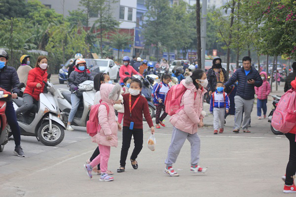 Học sinh Hà Nội đi học đeo khẩu trang kín mít, phụ huynh chào con bằng câu nói “nhớ không được tháo khẩu trang ra nhé!” - Ảnh 12.