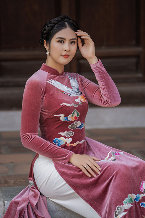 Ngọc Hân khoe dáng với áo dài nhung - Ảnh 9.