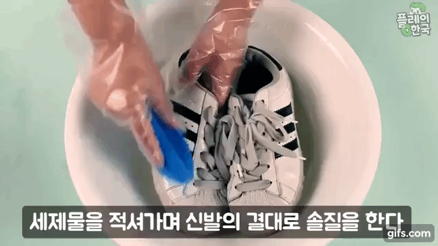 Giày trắng lấm lem bùn đất vì trời mưa ẩm, hãy ngâm chúng vào thứ nước này để trắng tinh như mới - Ảnh 6.