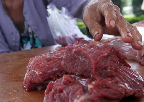 Khi đi mua thịt bò bạn nhất định phải nhấn tay vào miếng thịt, nếu có dấu hiệu này thì nên bỏ qua ngay - Ảnh 2.