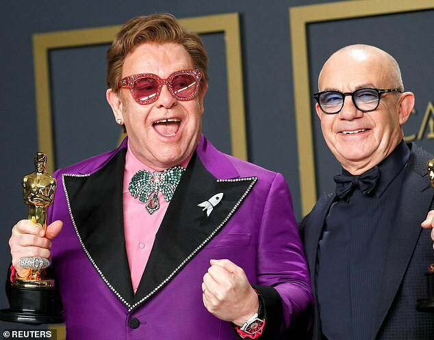 Elton John bỏ dở buổi diễn vì viêm phổi - Ảnh 2.
