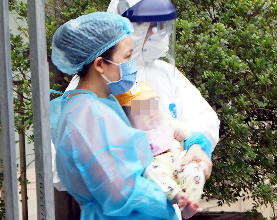 Bé gái 3 tháng tuổi chính thức được xuất viện trong sự vui mừng của đội ngũ bác sĩ