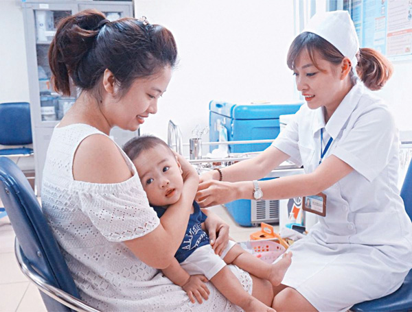 Khám sàng lọc trước tiêm vắcxin phòng bệnh cho trẻ em - Ảnh 2.