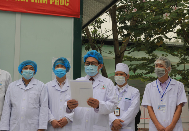Khen thưởng đột xuất 29 bác sĩ, cán bộ tuyến huyện chống dịch COVID-19 ở Vĩnh Phúc - Ảnh 2.