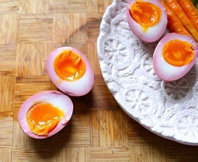 Nhuộm hồng cho trứng bằng màu từ loại củ quen thuộc để bữa ăn thêm lãng mạn - Ảnh 2.
