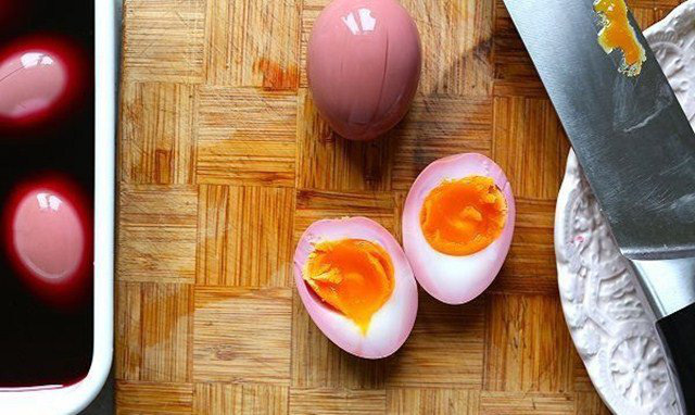Nhuộm hồng cho trứng bằng màu từ loại củ quen thuộc để bữa ăn thêm lãng mạn - Ảnh 12.