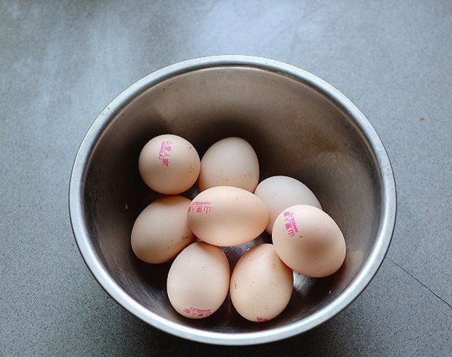 Nhuộm hồng cho trứng bằng màu từ loại củ quen thuộc để bữa ăn thêm lãng mạn - Ảnh 7.