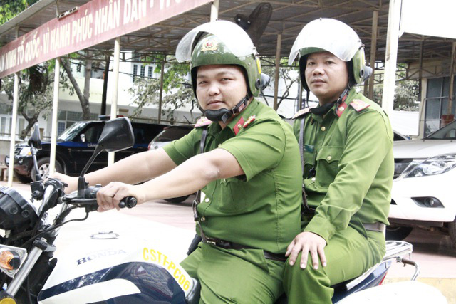  Cảm ơn các chiến sĩ công an đã cứu con tôi!  - Ảnh 2.