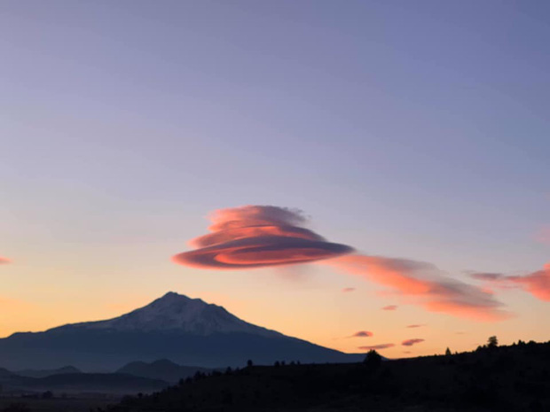 Vật thể lạ xuất hiện trên bầu trời trông giống hệt UFO nhưng thực chất lại là hiện tượng tự nhiên kỳ thú mà ít ai biết - Ảnh 3.