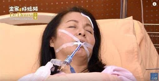 Phim Đài Loan cho bệnh nhân thở bằng ống to như vòi nước - Ảnh 4.