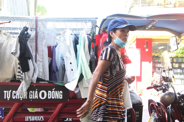 Cụ ông Sài Gòn mỗi ngày chạy xe 50km bán quần áo giá... 0 đồng - Ảnh 1.