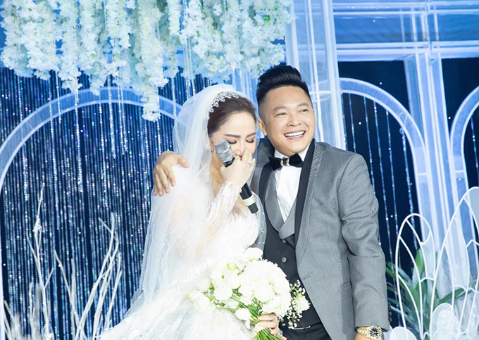 Đám cưới được tổ chức tại khách sạn 6 sao bậc nhất Sài Gòn cùng thực đơn sang chảnh toàn sơn hào hải vị. Chồng-Bảo-Thy-6