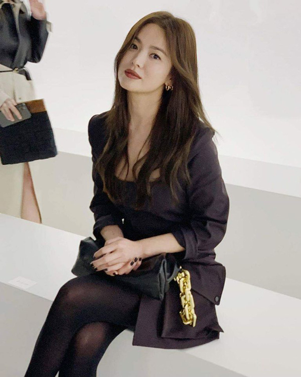 Song Hye Kyo tự tin xinh đẹp bất chấp tin đồn ngoại tình với trai trẻ kém 17 tuổi - Ảnh 1.