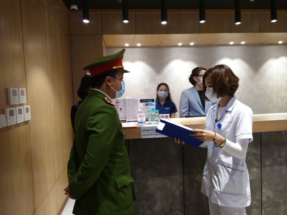 Hà Nội kiểm tra các quán bar, karaoke phòng dịch COVID-19 - Ảnh 5. Hà Nội kiểm tra các quán bar, karaoke phòng dịch COVID-19 - Ảnh 5.