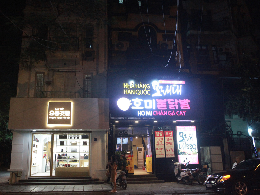 Chùm ảnh: Phố Tây đông đúc, phố Hàn vắng vẻ mùa dịch COVID-19 - Ảnh 14. Chùm ảnh: Phố Tây đông đúc, phố Hàn vắng vẻ mùa dịch COVID-19 - Ảnh 14.