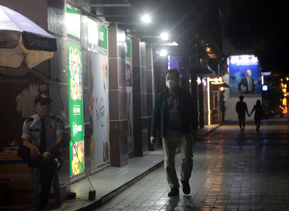 Chùm ảnh: Phố Tây đông đúc, phố Hàn vắng vẻ mùa dịch COVID-19 - Ảnh 17. Chùm ảnh: Phố Tây đông đúc, phố Hàn vắng vẻ mùa dịch COVID-19 - Ảnh 17.