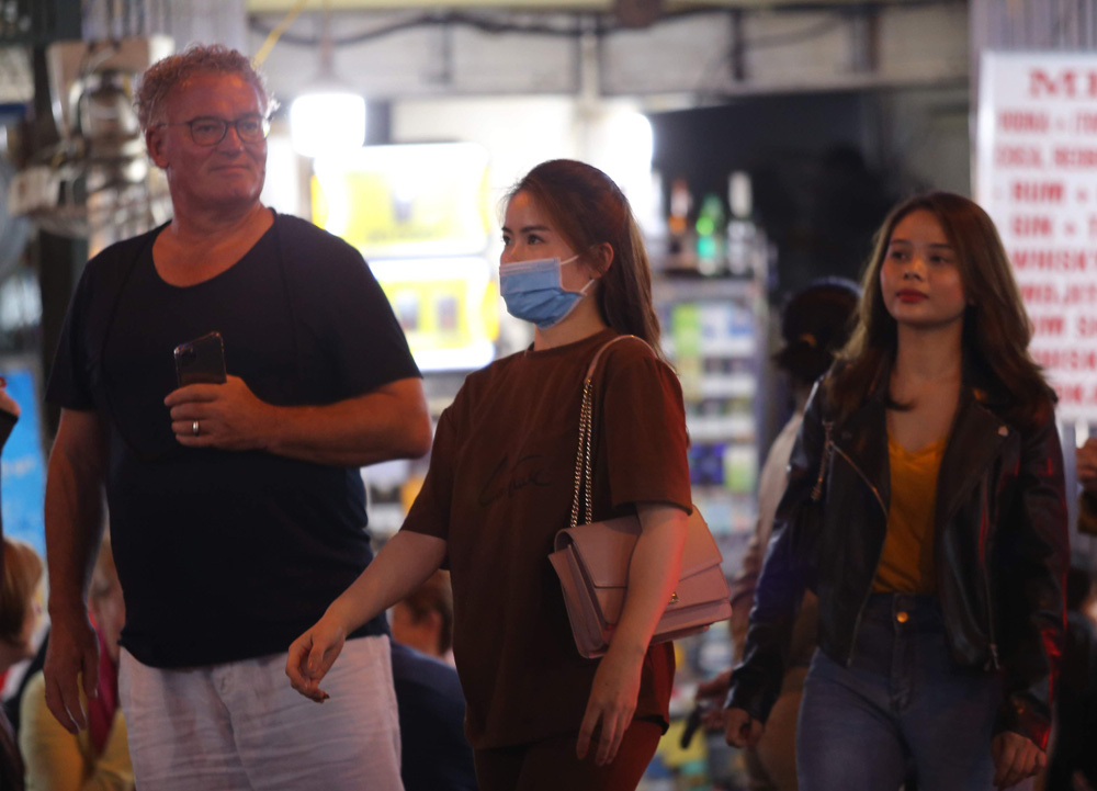 Chùm ảnh: Phố Tây đông đúc, phố Hàn vắng vẻ mùa dịch COVID-19 - Ảnh 12. Chùm ảnh: Phố Tây đông đúc, phố Hàn vắng vẻ mùa dịch COVID-19 - Ảnh 12.