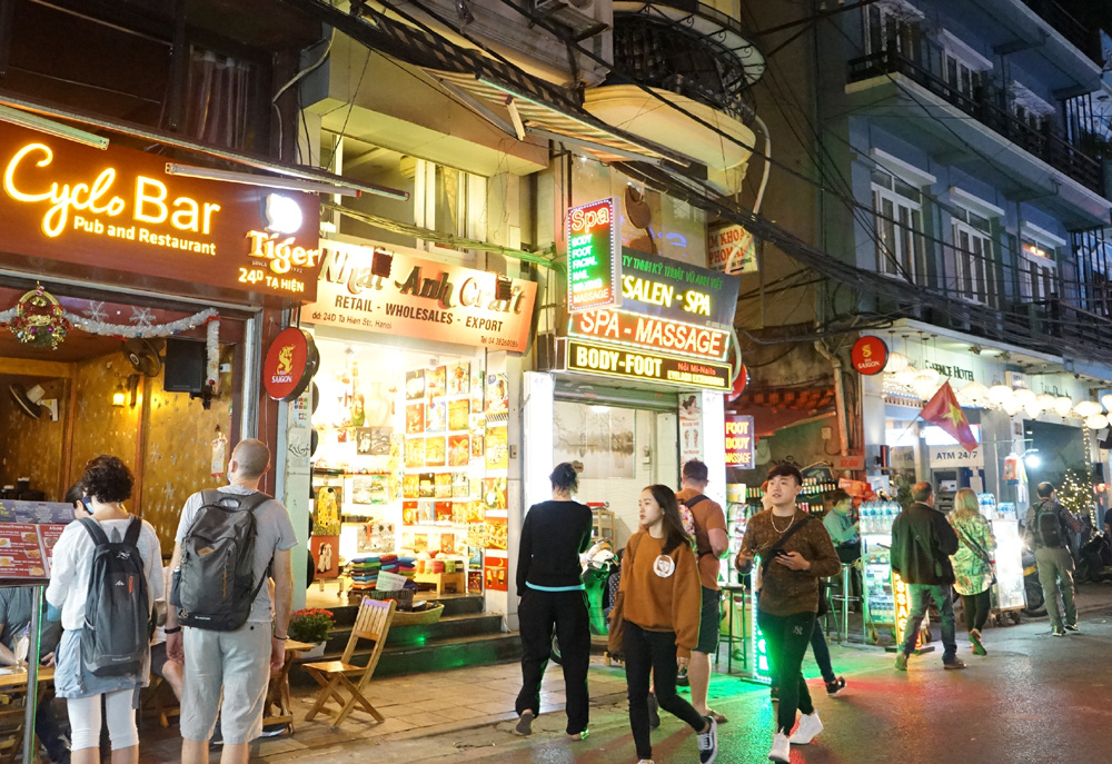 Chùm ảnh: Phố Tây đông đúc, phố Hàn vắng vẻ mùa dịch COVID-19 - Ảnh 4. Chùm ảnh: Phố Tây đông đúc, phố Hàn vắng vẻ mùa dịch COVID-19 - Ảnh 4.