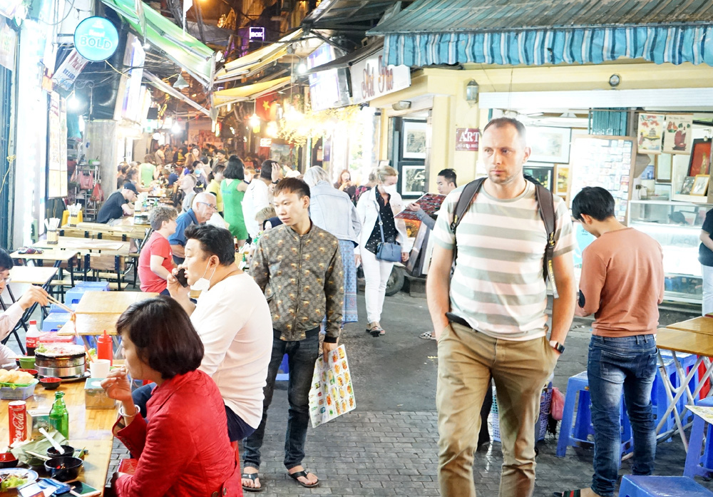 Chùm ảnh: Phố Tây đông đúc, phố Hàn vắng vẻ mùa dịch COVID-19 - Ảnh 6. Chùm ảnh: Phố Tây đông đúc, phố Hàn vắng vẻ mùa dịch COVID-19 - Ảnh 6.