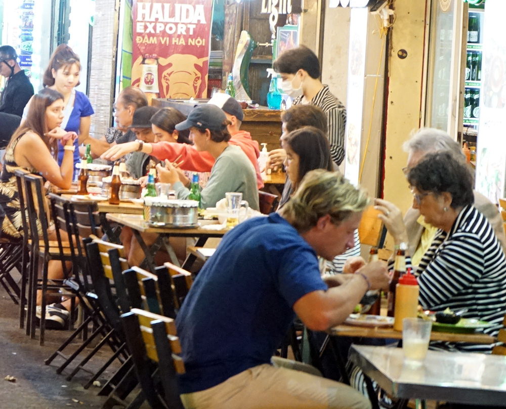 Chùm ảnh: Phố Tây đông đúc, phố Hàn vắng vẻ mùa dịch COVID-19 - Ảnh 7. Chùm ảnh: Phố Tây đông đúc, phố Hàn vắng vẻ mùa dịch COVID-19 - Ảnh 7.