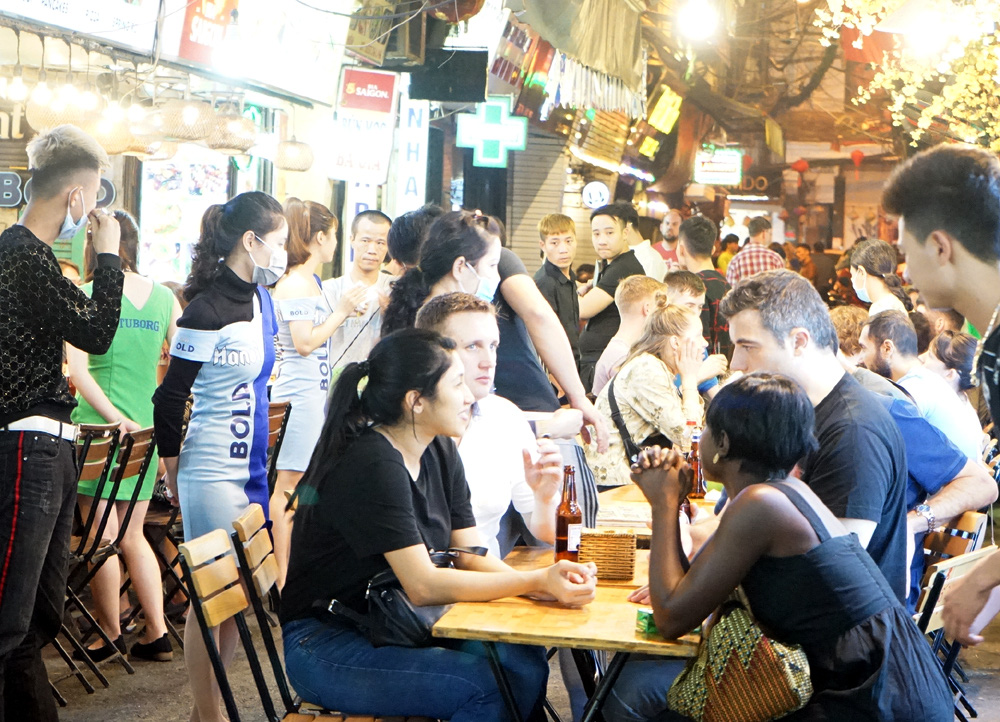 Chùm ảnh: Phố Tây đông đúc, phố Hàn vắng vẻ mùa dịch COVID-19 - Ảnh 8. Chùm ảnh: Phố Tây đông đúc, phố Hàn vắng vẻ mùa dịch COVID-19 - Ảnh 8.