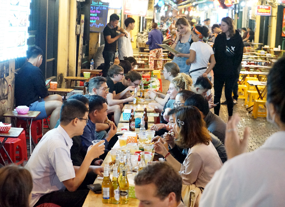 Chùm ảnh: Phố Tây đông đúc, phố Hàn vắng vẻ mùa dịch COVID-19 - Ảnh 9. Chùm ảnh: Phố Tây đông đúc, phố Hàn vắng vẻ mùa dịch COVID-19 - Ảnh 9.