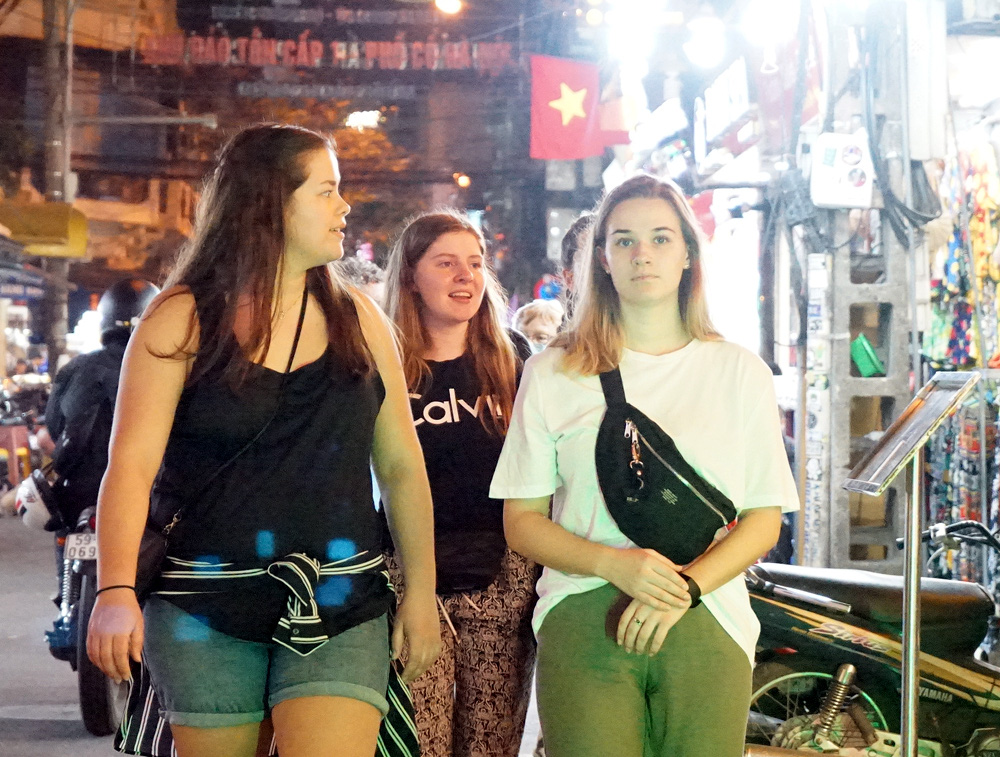 Chùm ảnh: Phố Tây đông đúc, phố Hàn vắng vẻ mùa dịch COVID-19 - Ảnh 10. Chùm ảnh: Phố Tây đông đúc, phố Hàn vắng vẻ mùa dịch COVID-19 - Ảnh 10.