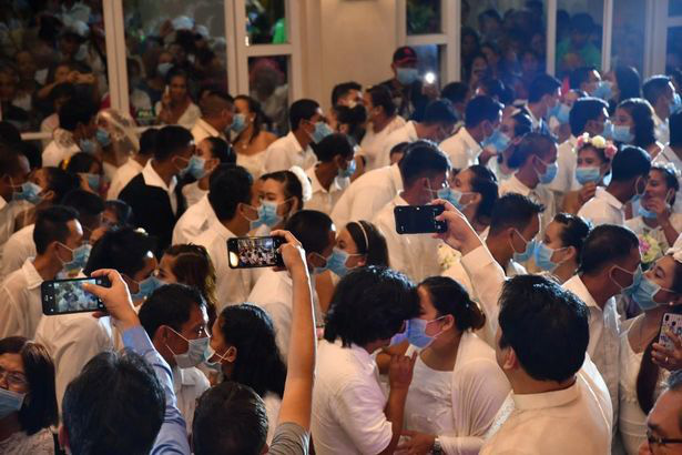 Hàng trăm cặp đôi đeo khẩu trang cưới tập thể ở Philippines - Ảnh 2.