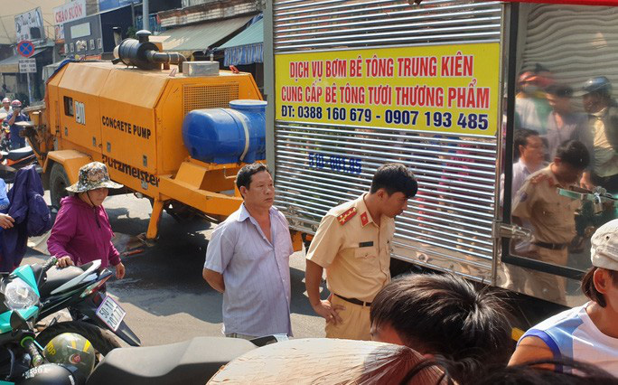 Hiện trường nữ sinh tử vong dưới gầm xe tải, người thân khóc ngất - Ảnh 1. Hiện trường nữ sinh tử vong dưới gầm xe tải, người thân khóc ngất - Ảnh 1.