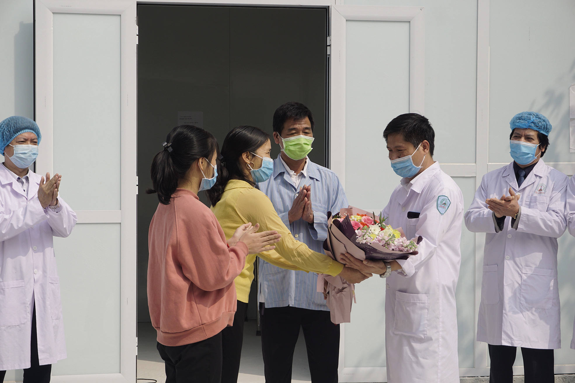 Kỷ niệm 65 năm Ngày Thầy thuốc Việt Nam (27/2/1955 – 27/2/2020): Một lời cảm ơn cũng là phần thưởng quý giá - Ảnh 2. Kỷ niệm 65 năm Ngày Thầy thuốc Việt Nam (27/2/1955 – 27/2/2020): Một lời cảm ơn cũng là phần thưởng quý giá - Ảnh 2.