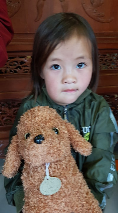 Chung tay đón bé gái mồ côi có khối u lớn ở mặt về Hà Nội chữa bệnh - Ảnh 1.