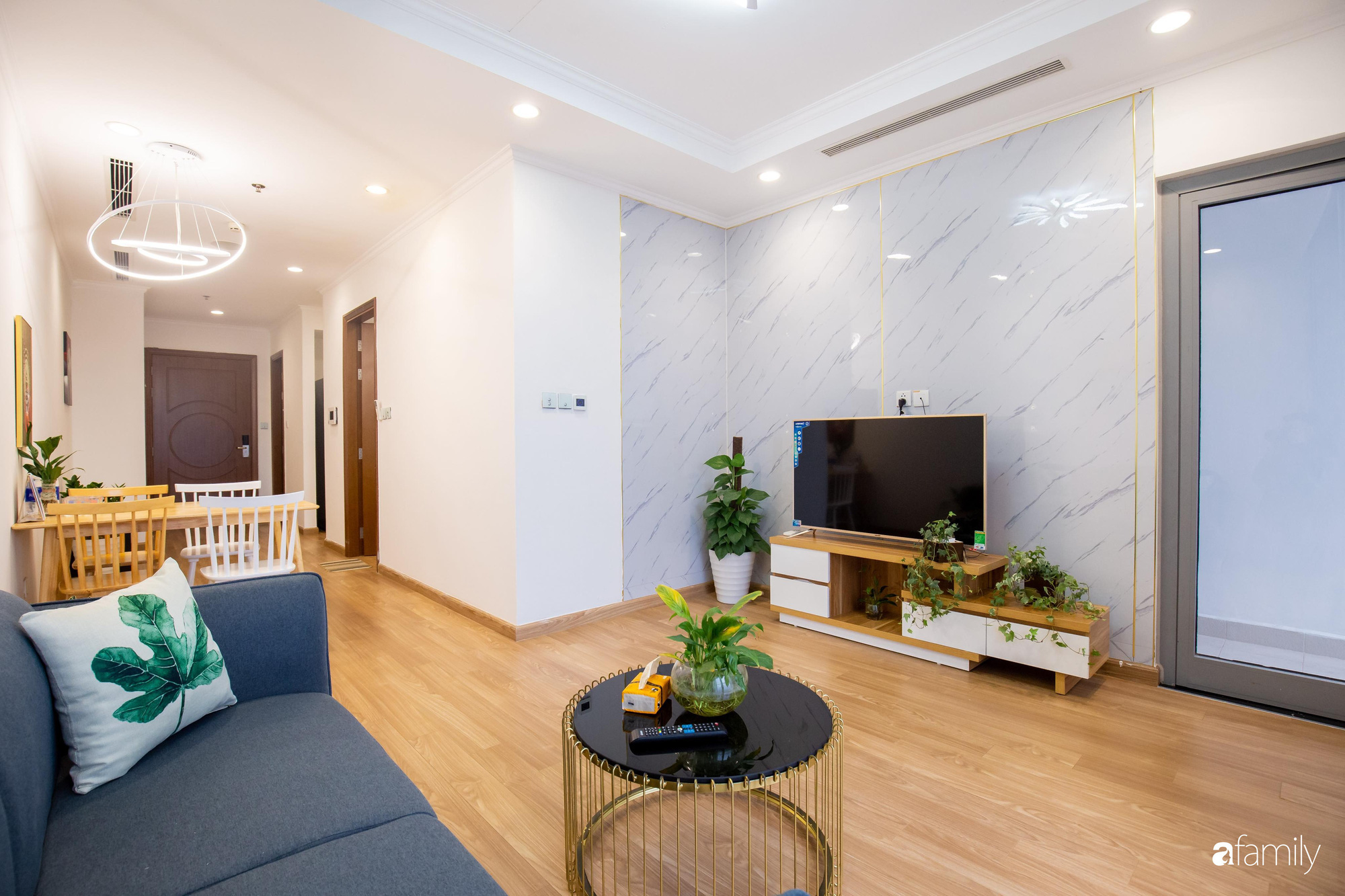 Chỉ vỏn vẹn 56m² nhưng căn hộ nhỏ dưới đây lại rộng thoáng bất ngờ nhờ cách bài trí thông minh của chủ nhà ở Hà Nội - Ảnh 2. Chỉ vỏn vẹn 56m² nhưng căn hộ nhỏ dưới đây lại rộng thoáng bất ngờ nhờ cách bài trí thông minh của chủ nhà ở Hà Nội - Ảnh 2.