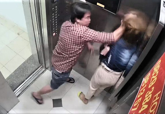 Cần xử lý nghiêm người đàn ông đánh phụ nữ tới tấp trong thang máy - Ảnh 1.