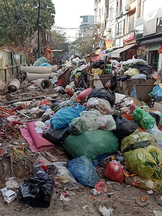 Bãi tập kết rác khổng lồ giữa phố An Dương (Tây Hồ-Hà Nội): Dân nóng ruột lo dịch bệnh, chính quyền không có phương án giải quyết - Ảnh 1.